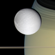 Dione con Saturno al fondo.